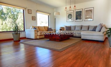 Leon Propiedades vende o arrienda con compromiso de compraventa hermosa casa en condominio, Curacaví.