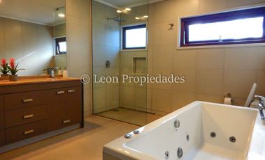 Leon Propiedades vende o arrienda con compromiso de compraventa hermosa casa en condominio, Curacaví.