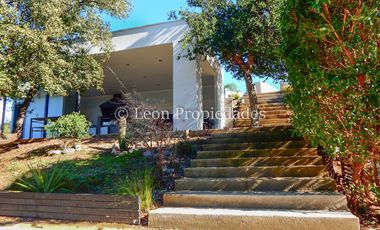 Leon Propiedades vende o arrienda con compromiso de compraventa hermosa casa en condominio, Curacaví.