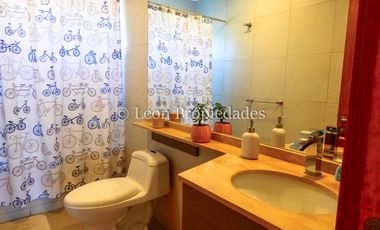 Leon Propiedades vende o arrienda con compromiso de compraventa hermosa casa en condominio, Curacaví.