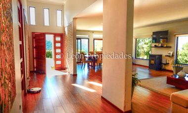 Leon Propiedades vende o arrienda con compromiso de compraventa hermosa casa en condominio, Curacaví.
