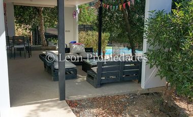 Leon Propiedades vende o arrienda con compromiso de compraventa hermosa casa en condominio, Curacaví.