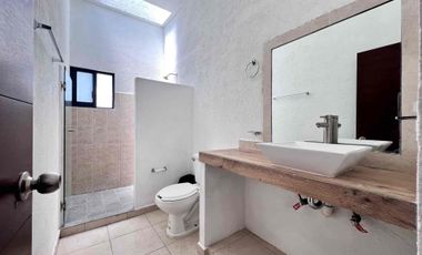 CASA EN RENTA CON ALBERCA Y JARDÍN PROPIO