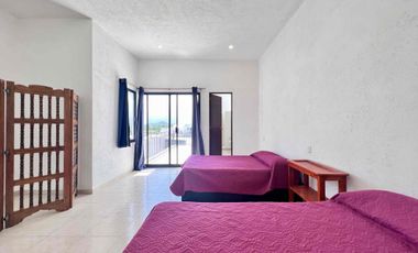 CASA EN RENTA CON ALBERCA Y JARDÍN PROPIO