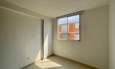 SE VENDE apartamento en CUARTO PISO con balcón ubicado en el Conjunto Caminos de San Rafael.