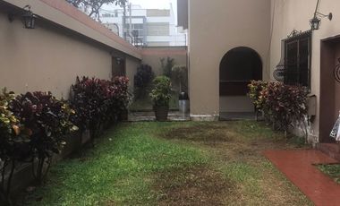 Venta casa en san borja Frente parque...excelente para  constructor