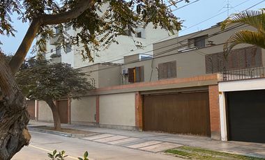 Venta casa en san borja Frente parque...excelente para  constructor