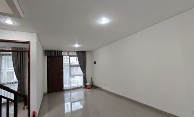 Dijual Rumah Full Renov di Kolmas Regency Cimahi