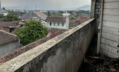 Ruko Terletak di Pusat Kota Kediri Pinggil Jalan Area Perdagangan Dekat Alun-Alun