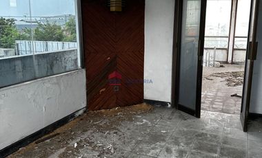 Ruko Terletak di Pusat Kota Kediri Pinggil Jalan Area Perdagangan Dekat Alun-Alun