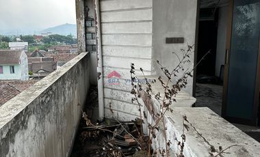 Ruko Terletak di Pusat Kota Kediri Pinggil Jalan Area Perdagangan Dekat Alun-Alun