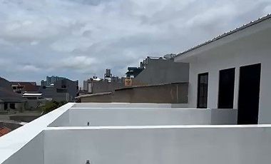 Disewakan Ruko Bangunan Baru Hook 4 Lantai+Rooftop Siap Huni, Strategis Dekat Pusat Perbelanjaan WTC, ITC, Mangga Dua Square Pademangan Jakarta Utara