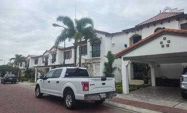 Terranostra, Renta de Hermosa Casa 4 Dorm. con Piscina y Jacuzzi