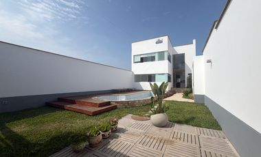 🌅 Espectacular casa con vista al mar, piscina y salida directa a la playa