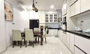 Dijual Cepat Perumahaan Puri Mansion 3,5 Lantai Selesai Renovasi Bonus Furnished Menempel, Area Rumah Bebas Banjir Dekat Dari Tol Jor Kembangan