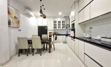 Dijual Cepat Perumahaan Puri Mansion 3,5 Lantai Selesai Renovasi Bonus Furnished Menempel, Area Rumah Bebas Banjir Dekat Dari Tol Jor Kembangan