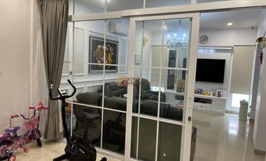 Dijual Cepat Perumahaan Puri Mansion 3,5 Lantai Selesai Renovasi Bonus Furnished Menempel, Area Rumah Bebas Banjir Dekat Dari Tol Jor Kembangan
