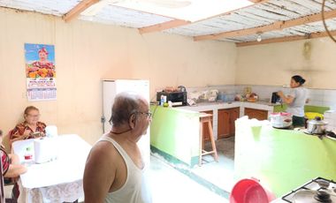 Se vende casa como terreno a dos cuadras de la Plaza de Armas de La Banda de Shilcayo.