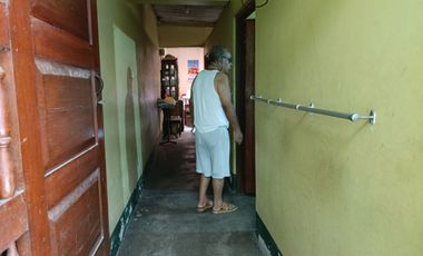 Se vende casa como terreno a dos cuadras de la Plaza de Armas de La Banda de Shilcayo.