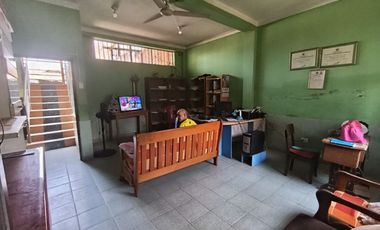 Se vende casa como terreno a dos cuadras de la Plaza de Armas de La Banda de Shilcayo.