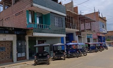 Se vende casa como terreno a dos cuadras de la Plaza de Armas de La Banda de Shilcayo.