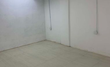 SE RENTA LOCAL COMERCIAL EN AV HERMANOS ESCOBAR A UN LADO DEL PARQUE