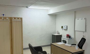 SE RENTA LOCAL COMERCIAL EN AV HERMANOS ESCOBAR A UN LADO DEL PARQUE