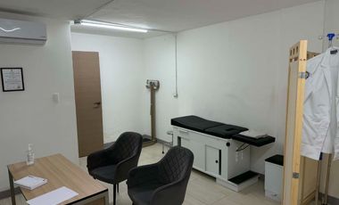 SE RENTA LOCAL COMERCIAL EN AV HERMANOS ESCOBAR A UN LADO DEL PARQUE