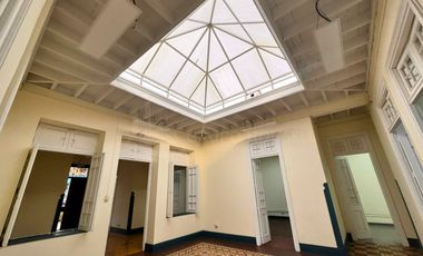 VENTA DE CASA CON 18 AMBIENTES PARA OFICINAS O PROYECTO INMOBILIARIO  - CERCADO DE LIMA