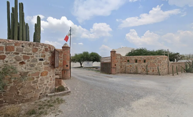 HOTEL BOUTIQUE EN CADEREYTA : Zona Centro : A Pasos de la Parroquia de San Pedro y San Pablo y Jardines Botánicos