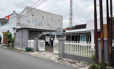 Rumah Lama Terawat Hitung Tanah di Nusukan Surakarta