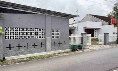 Rumah Lama Terawat Hitung Tanah di Nusukan Surakarta