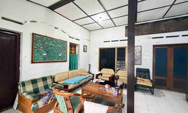 Rumah Lama Terawat Hitung Tanah di Nusukan Surakarta