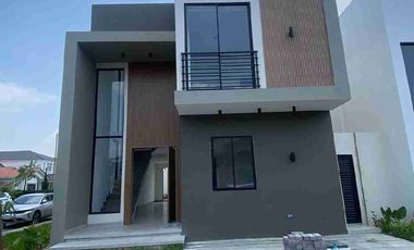 Se vende casa esquinera en Ciudad Celeste