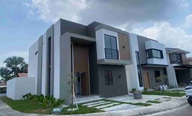 Se vende casa esquinera en Ciudad Celeste