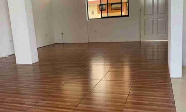 Se vende amplia casa a pocos metros Hipermercados Coral