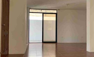Se vende amplia casa a pocos metros Hipermercados Coral