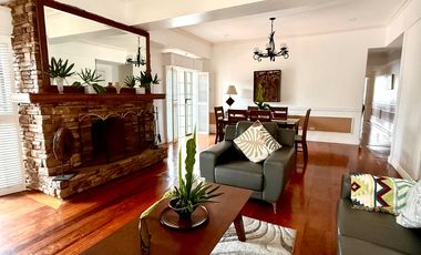 Spacious condominium unit near city parks