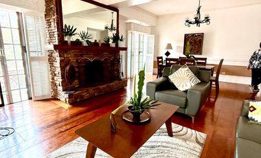 Spacious condominium unit near city parks