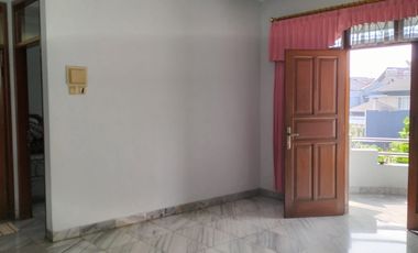 RUMAH IMPIAN 2,5 LANTAI MINIMALIS MODERN LINGKUNGAN NYAMAN SIAP HUNI DI KOMPLEK SURYA SETRA SUTAMI BANDUNG