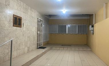 ALTAVISTA CASA DE UNA PLANTA CON 4 RECAMARAS AMPLIO JARDIN CON ASADOR Y SOTANO