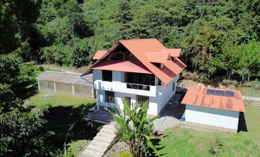 SE VENDE TERRENO CON CASA DE CAMPO EN OXAPAMPA CON VISTA Y SALIDA AL RIO CHOROBAMBA Y CON PARCELA AGRICOLA