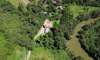 SE VENDE TERRENO CON CASA DE CAMPO EN OXAPAMPA CON VISTA Y SALIDA AL RIO CHOROBAMBA Y CON PARCELA AGRICOLA