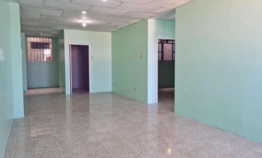 Departamento ubicado en 3er piso alto, con vista a la Av. Del Ejército y calle Colón.