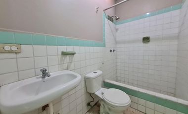 Departamento ubicado en 3er piso alto, con vista a la Av. Del Ejército y calle Colón.