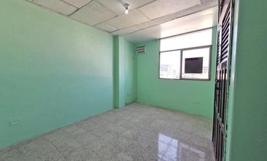 Departamento ubicado en 3er piso alto, con vista a la Av. Del Ejército y calle Colón.