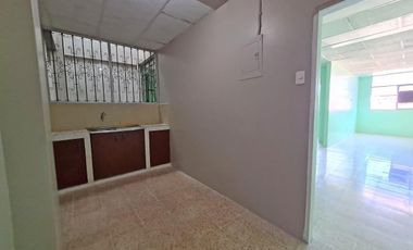 Departamento ubicado en 3er piso alto, con vista a la Av. Del Ejército y calle Colón.