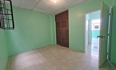 Departamento ubicado en 3er piso alto, con vista a la Av. Del Ejército y calle Colón.