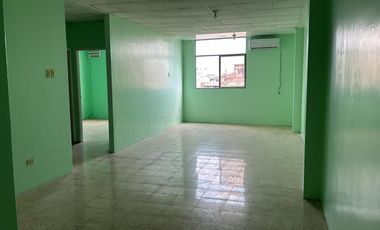 Departamento ubicado en 3er piso alto, con vista a la Av. Del Ejército y calle Colón.