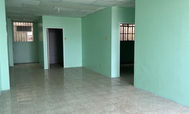 Departamento ubicado en 3er piso alto, con vista a la Av. Del Ejército y calle Colón.